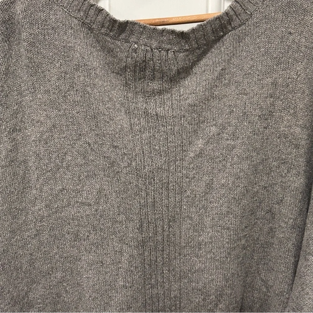 DKNY Jeans Womens Gray V-Neck Sweater, Pearl Beaded, Angora Blend Pullover 14/16